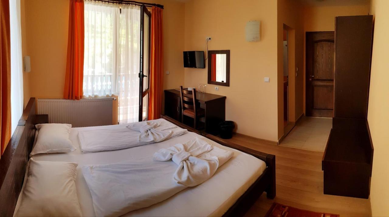 Family Hotel Chiflik Hills Esterno foto