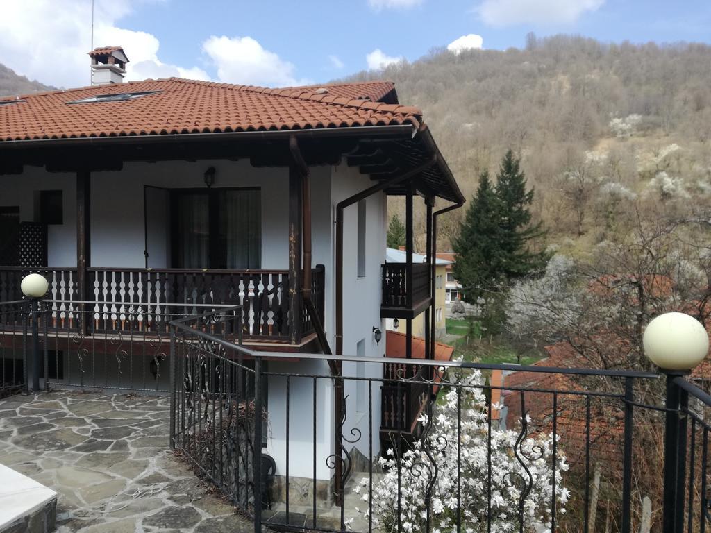Family Hotel Chiflik Hills Esterno foto
